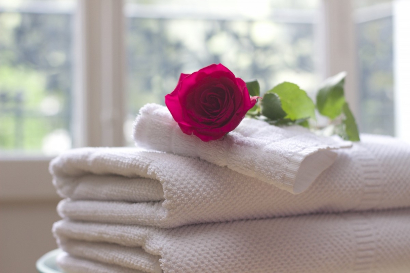 chambre-hote-PIERREFEU-min_towel_rose_clean_care_salon_spa_white_bath-731641